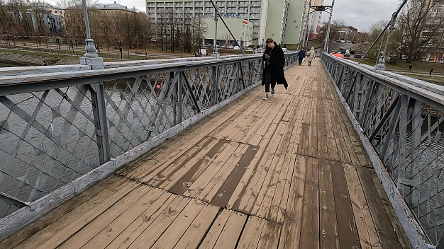 Женщина, сломавшая руку на Банном мосту, требует от мэрии почти миллион рублей