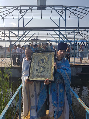 В Ивановскую область по Волге приплыла чудотворная икона «Троеручица»