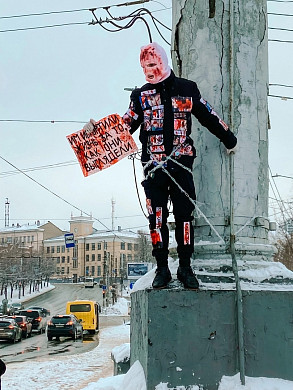 В центре Иванова молодежь устроила акцию с имитацией самоубийства
