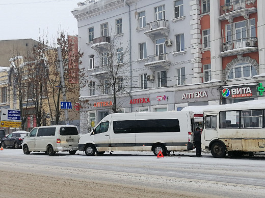  В центре Иванова на остановке столкнулись два автобуса 