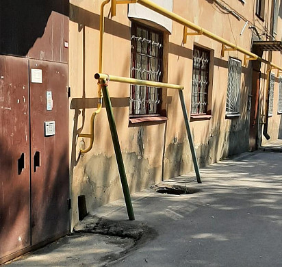  В Иванове во дворе жилого дома под весом ребенка рухнули старые вешала 