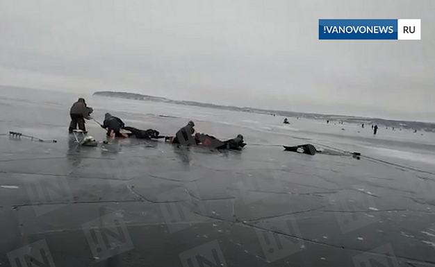 В Юрьевце рыбакам пришлось укладываться цепочкой, чтобы вытащить провалившегося под лед товарища