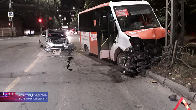 В Иванове автобус столкнулся с легковушкой, снес ограждения и врезался в столб