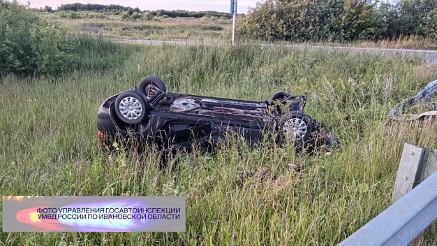 В Вичугском районе автомобиль пробил ограждение и перевернулся 