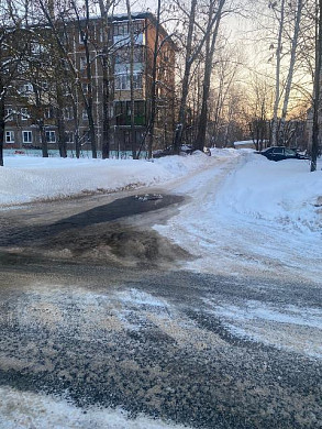 На ул. Кудряшова из люка льется вода