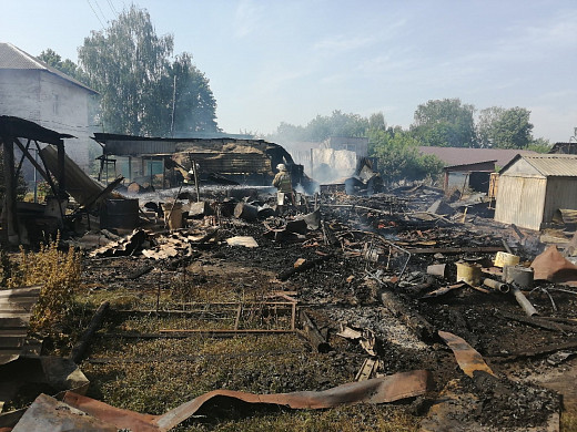 На пожаре у пожарной части пострадали пожарные