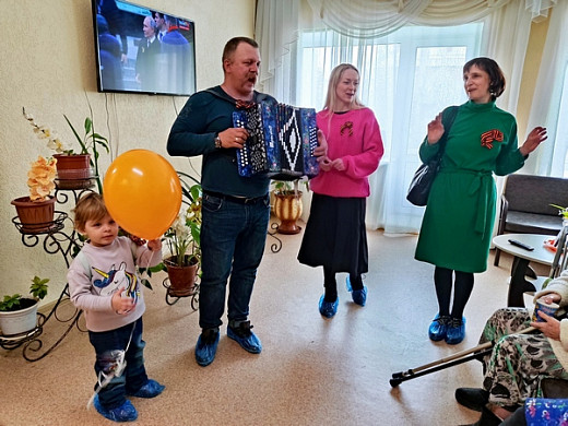 «Мудрые дети» в День Победы поздравили ветеранов в «Лесном»