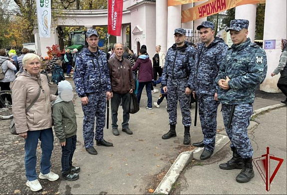 Ивановские росгвардейцы вернули домой малыша, потерявшегося на «Дне урожая» 