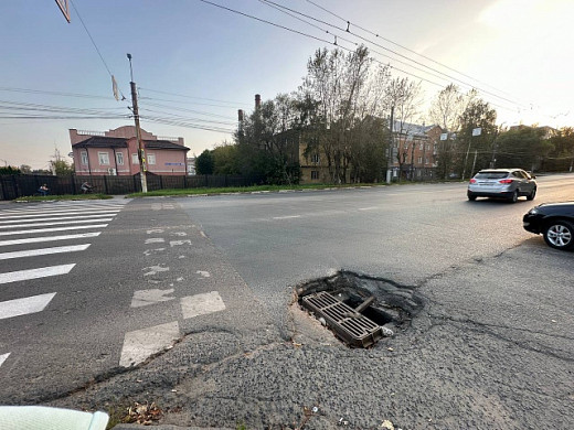 На Суворова у АЗС – огромная яма