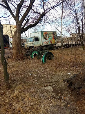 Во дворе дома на ул. Красных Зорь стоит заброшенный автомобиль