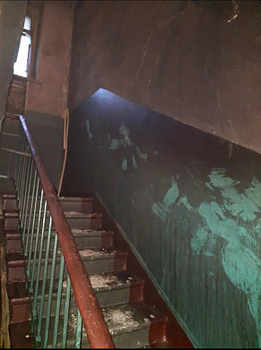 Жильцы три года не могут добиться ремонта в подъезде после пожара