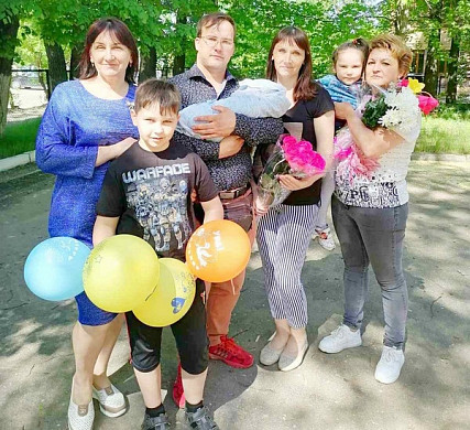  В Родниках супер-папа несколько лет подряд снимает с масленичного столба петуха 