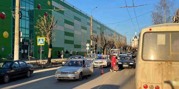 На пешеходном переходе в Иванове машина сбила девушку 
