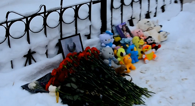 В память о девочке, погибшей от рук педофилов, цветы и игрушки появились у здания Уполномоченного по правам ребенка в Иванове