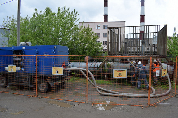 В Суховке из-под земли забил большой горячий гейзер