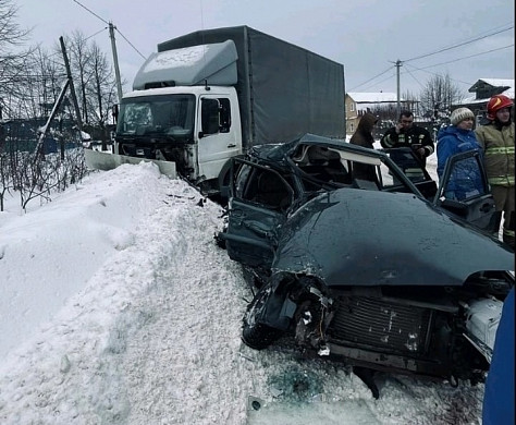 В поселке Лежнево столкнулись легковой автомобиль и грузовик