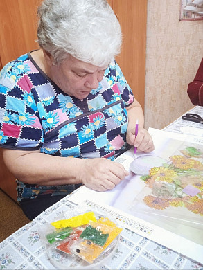 Пенсионеры в Приволжске создали клуб «Алмазная мозаика»