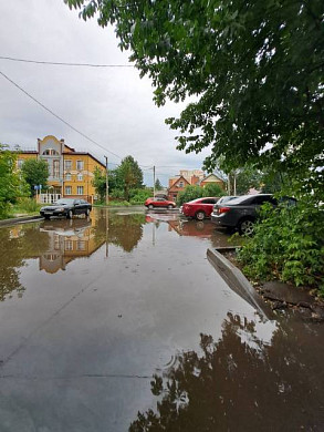 На улице Московской в Иванове вода размывает фундаменты домов