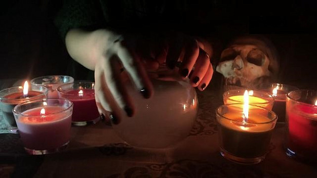 Две цыганки обворовали бабушку на 200 тысяч рублей под видом снятия порчи
