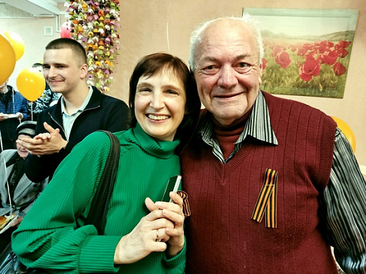 «Мудрые дети» в День Победы поздравили ветеранов в «Лесном»