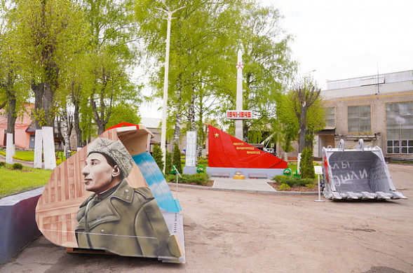  На ивановском заводе ко Дню Победы выпустили ковши с росписью на военную тематику 