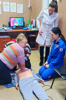 Фельдшеры скорой помощи районных больниц тренируются на манекенах