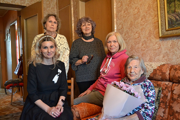 Почётный гражданин Иванова Лидия Кузовова принимает поздравления с 99-летием