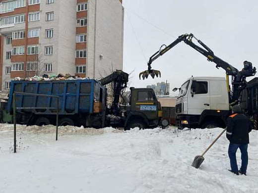  В Иванове вывозить отходы с переполненной контейнерной площадки пришлось управляющей компании 