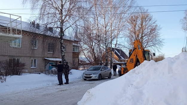 С крыши дома в Гав-Посаде, где обрушилась, кровля счищают снег