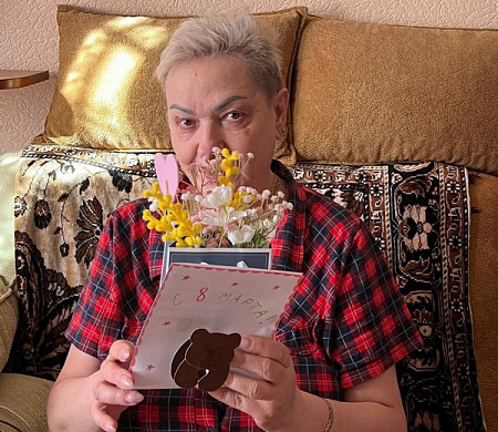 Врачи ивановской «скорой» 8 марта поздравляли своих пациенток