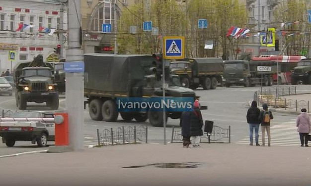 Колонна военной техники прошла по центру Иванова 