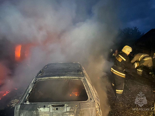 В Ивановском районе прошлой ночью сгорели дом, двор и автомобиль
