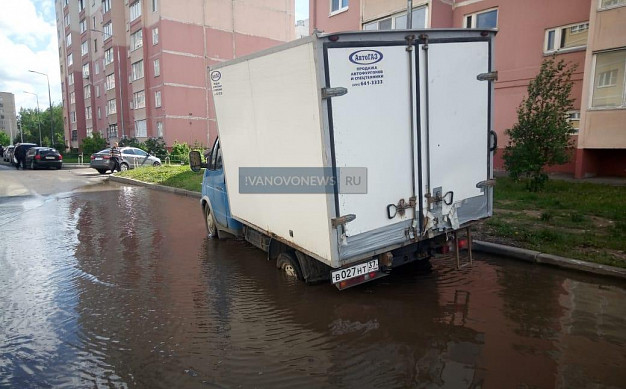 В Московском микрорайоне грузовик провалился в люк в луже
