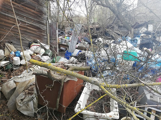 Ивановские Плюшкины скопили на своем участке тонны бытовых отходов