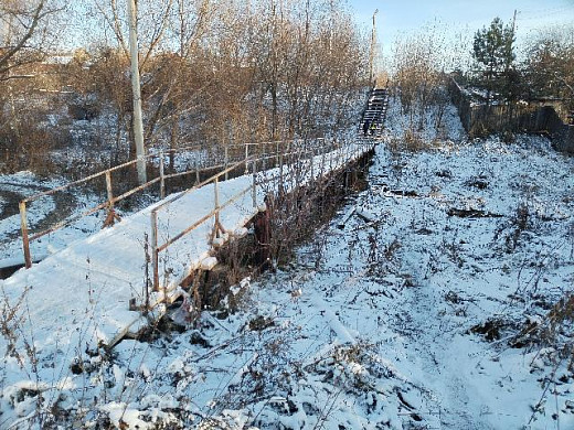 Старые доски после ремонта моста бросили в водоем