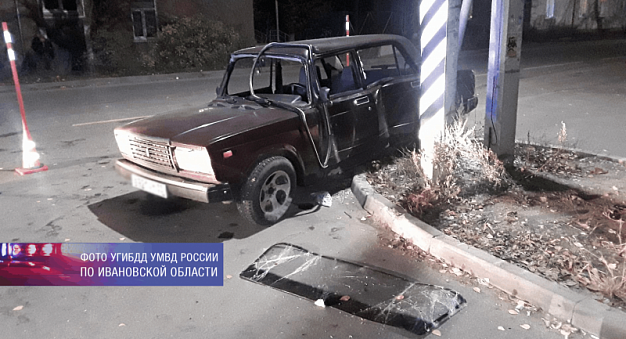 В Иванове подростки врезались на «семерке» в опору уличного освещения