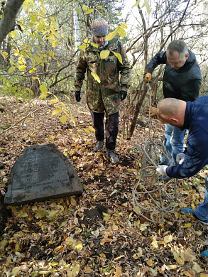 Житель Ивановской области обнаружил среди мусора надгробие купеческой жены