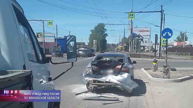 В Иванове грузовик смял легковушку