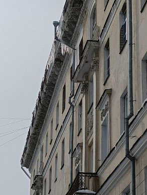 С одного из главных зданий Иванова свисают сосульки