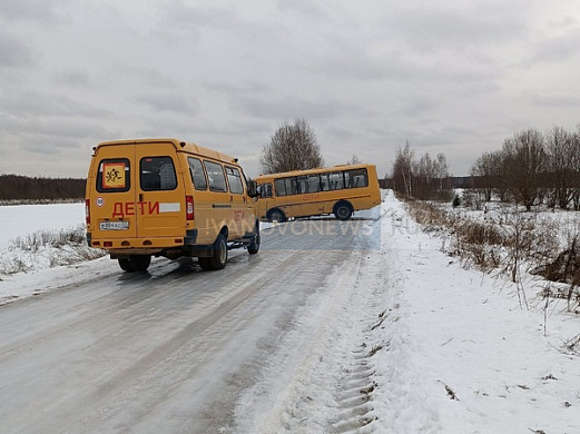  В Ивановском районе на гололеде развернуло школьный автобус 