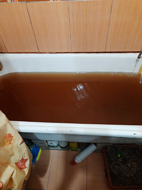 В квартирах жителей Липовой Рощи потекла вода цвета виски
