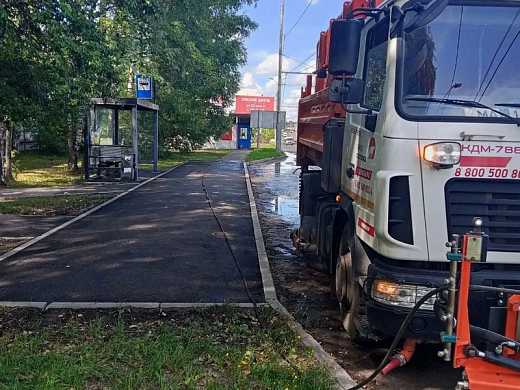 В Иванове моют остановки и ограждения 