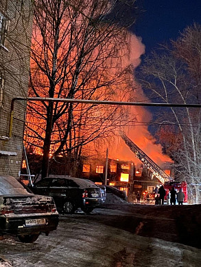 На улице Кузнецова в Иванове сгорела двухэтажная заброшка