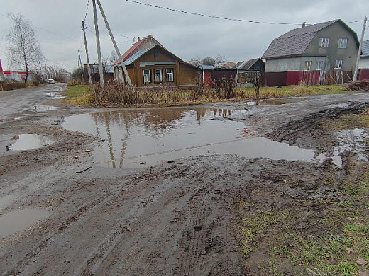 На ул. Каравайковой разрастается лужа