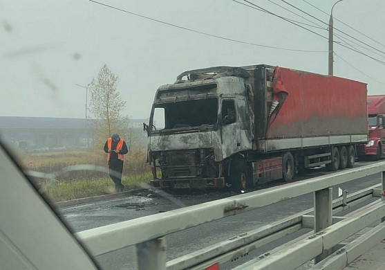 Горящую фуру под Ивановом тушили 15 человек