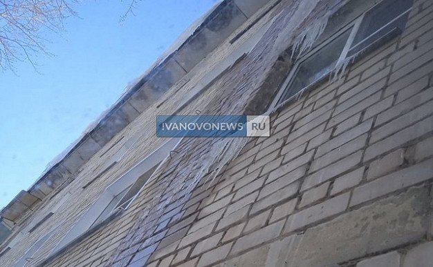 Жители дома в Бакинском проезде боятся: на голову детям могут упасть кирпичи