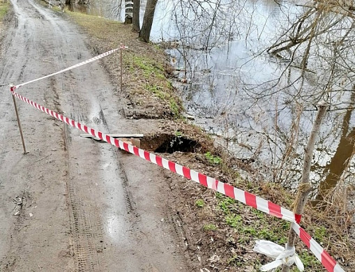  В Холуе смыло в реку часть дороги на улице Путилова 
