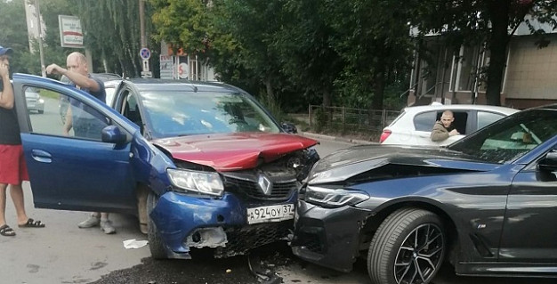 У ТЦ «Серебряный город» столкнулись два автомобиля