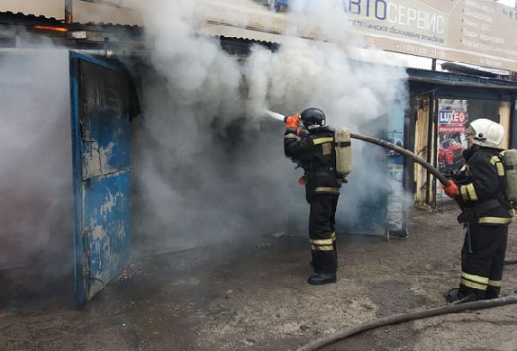 В Иванове сгорел автосервис