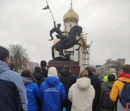 Ивановцы приносят цветы к памятнику Георгию Победоносцу